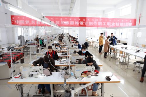 制作民族服飾,傳承民族文化 全區民族服飾設計制作職工職業技能比賽圓滿落幕