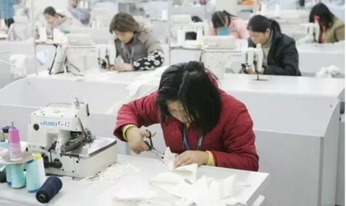 制衣車間直播做衣服 寬敞明亮累了還能做體操,誰說服裝廠一定得傳統