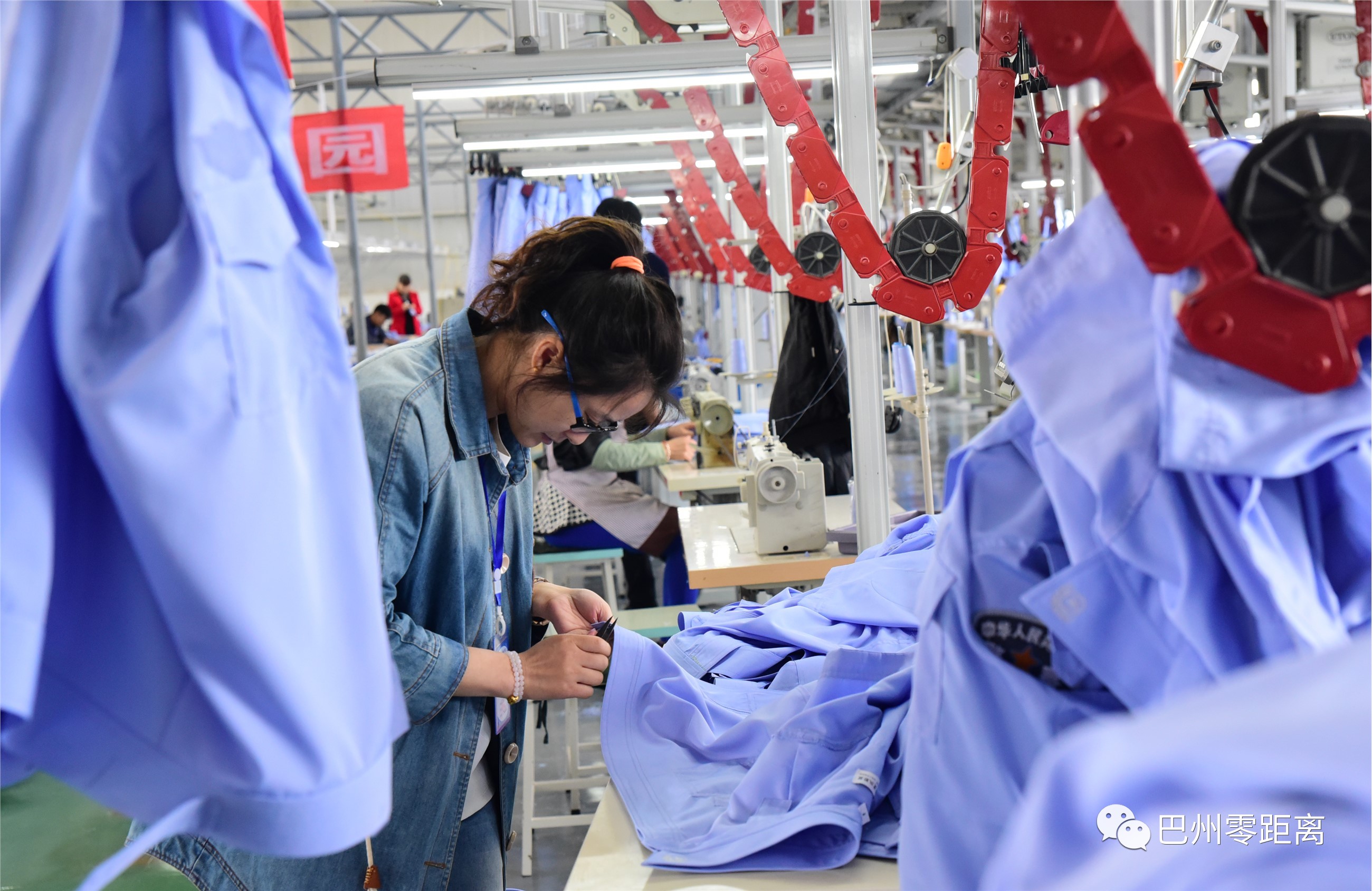 區紡織服裝城,一家制衣企業的工人正在生產線上作業(201.