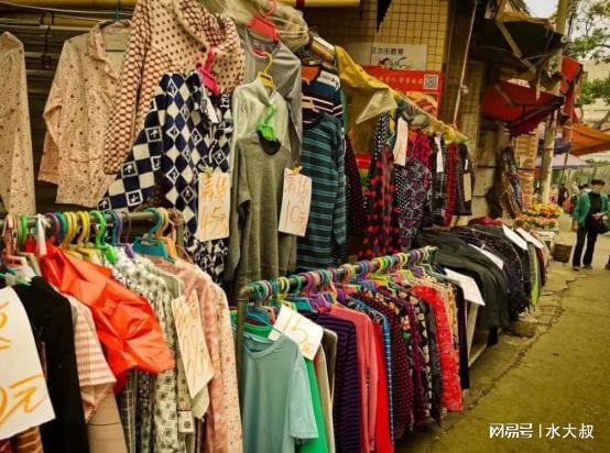 路邊攤10元一件的衣服,都是怎么來的 看完你還會買嗎