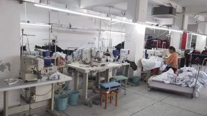 如歌母親工作的服裝廠。圖 / 受訪者提供